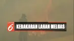 Salah satu warga terpaksa dievakuasi karena mengalami lemas dan tidak sanggup berlari.