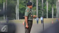 Panglima TNI Jenderal Gatot Nurmantyo saat memimpin apel gelar Operasi Penegak Ketertiban (Ops Gaktib) di Monas, Jakarta, Kamis (14/1). 1.244 prajurit mengikuti Operasi Yustisi dengan sandi Citra Wira Dharma 2016. (Liputan6.com/Gempur M Surya)