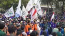 Massa dari Badan Eksekutif Mahasiswa Seluruh Indonesia (BEM SI) berunjuk rasa di sekitar DPR RI, Jakarta, Selasa (1/10/2019). Massa menuntut upaya pemberantasan korupsi kolusi nepotisme (KKN), hak rakyat untuk berpendapat, perlindungan dan pemenuhan hak asasi manusia (Liputan6.com/Immanuel Antonius)