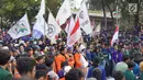 Massa dari Badan Eksekutif Mahasiswa Seluruh Indonesia (BEM SI) berunjuk rasa di sekitar DPR RI, Jakarta, Selasa (1/10/2019). Massa menuntut upaya pemberantasan korupsi kolusi nepotisme (KKN), hak rakyat untuk berpendapat, perlindungan dan pemenuhan hak asasi manusia (Liputan6.com/Immanuel Antonius)