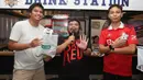 <p>Fans mendapat hadiah saat acara Roaring night Manchester United vs Liverpool di Pitch 98, Kemang, Jakarta Selatan, Minggu (7/4/2024). (Bola.com/M Iqbal Ichsan)</p>