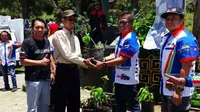  Mitsubishi Outlander Sport Club berbagi bibit tanaman untuk kelestarian Gunung Bromo (ist)