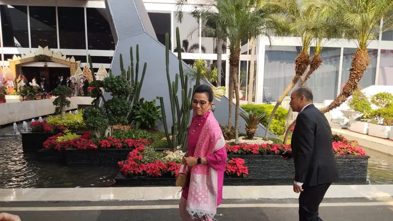 Menteri Keuangan (Menkeu) Sri Mulyani Indrawati tiba di Kompleks DPR RI untuk menghadiri Sidang Tahunan MPR RI 2023, Rabu (16/8/2023). Foto: Maulandy/Liputan6.com