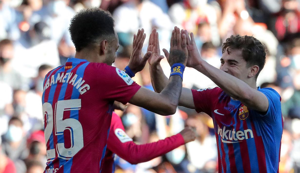 Babak pertama ditutup oleh Barcelona dengan keunggulan tiga gol. Gol ketiga dicetak pada menit ke-38 oleh Pierre-Emerick Aubameyang usai memanfaatkan umpan silang Gavi. (AFP/Jose Jordan)