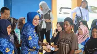 Plt Bupati Bone Bolango, Merlan Uloli saat menyerahkan bantuan PKH kepada penerima manfaat (Arfandi Ibrahim/Liputan6.com)