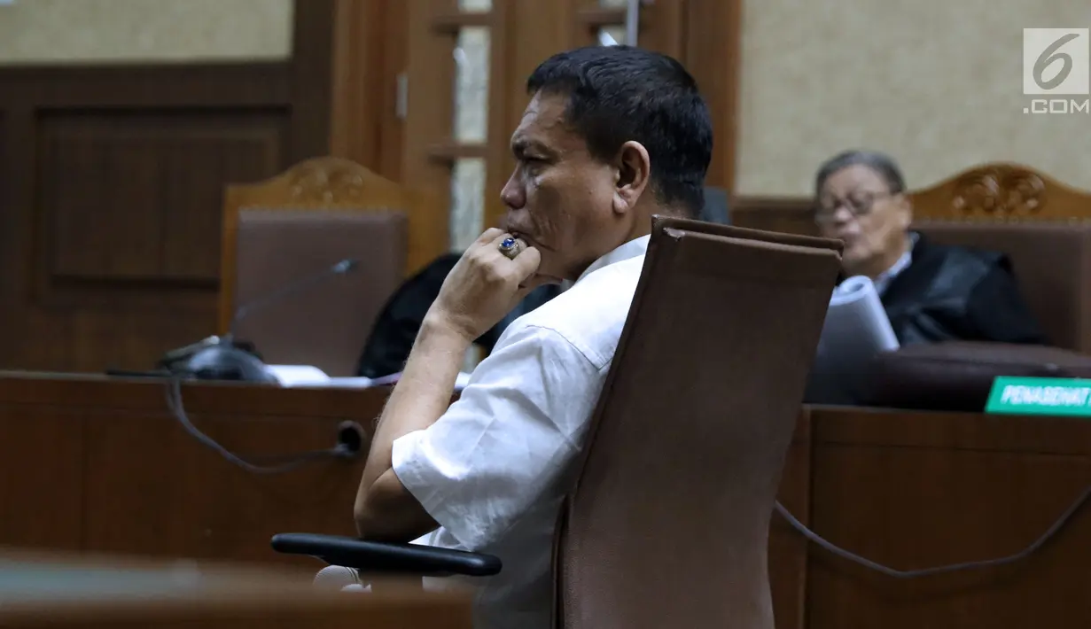 Gubernur Aceh nonaktif, Irwandi Yusuf saat menjalani sidang dakwaan di Pengadilan Tipikor, Jakarta, Senin (26/11). Sidang beragenda pembacaan dakwaan kasus dugaan suap dan gratifikasiDana Otonomi Khusus Aceh (DOKA). (Liputan6.com/Helmi Fithriansyah)