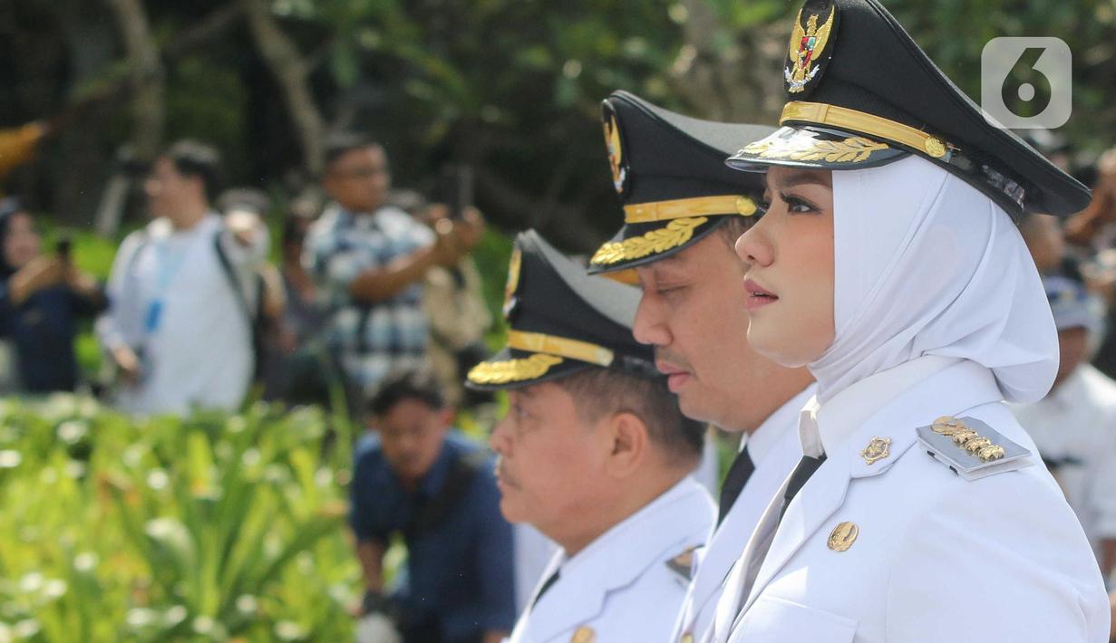 Untuk diketahui, meski dilantik secara serentak namun hanya enam kepala daerah yang maju ke depan untuk dilantik secara simbolis oleh Presiden Prabowo Subianto. (Liputan6.com/Herman Zakharia)