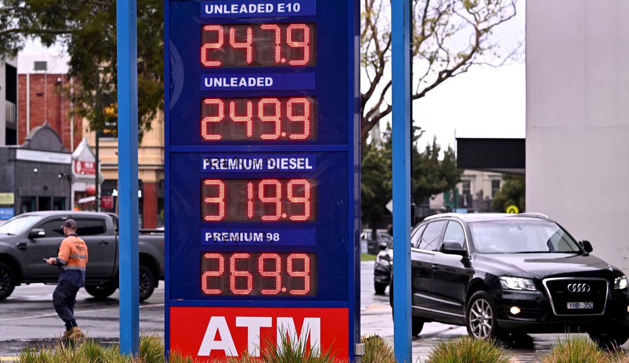 Kenaikan ini dipicu oleh ketegangan geopolitik di Timur Tengah yang mengganggu pasokan. Tampak dalam foto, harga bahan bakar ditampilkan di sebuah Stasiun Pengisian Bahan Bakar Umum (SPBU) di pinggiran kota Melbourne, Williamstown, Australia, pada Kamis 26 Maret 2026. (William WEST/AFP)