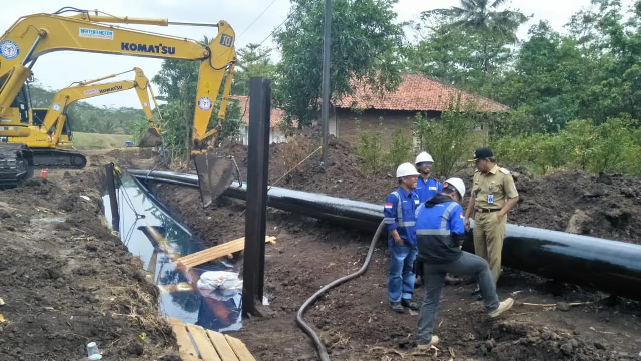 Pipa Pertamina Bocor di Desa Tarisi, Kecamatan Wanareja, Cilacap, Jawa Tengah. (Foto: Liputan6.com/Trantib Kec. Wanareja/Muhamad Ridlo)