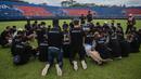 Pemain dan ofisial tim terlihat berkumpul ditengah lapangan dan membacakan doa. (AFP/Juni Kriswanto)
