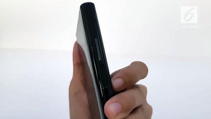 Tampak sisi samping smartphone Huawei Mate X. (Liputan6.com/ Agustin Setyo Wardani)
