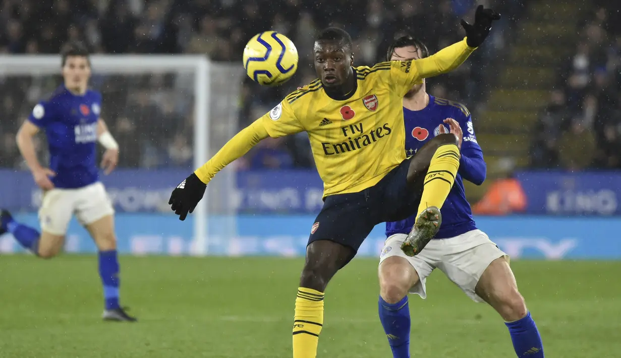 Penyerang Arsenal, Nicolas Pepe berusaha mengontrol bola dari kawalan pemain Leicester City, Adrien Silva pada pertandingan lanjutan Liga Inggris di Stadion King Power (10/11/2019). Leicester City menang 2-0 atas Arsenal. (AP Photo / Rui Vieira)