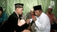 Seorang pria yang juga tunawicara melakukan ijab kabul saat hari pernikahannya.