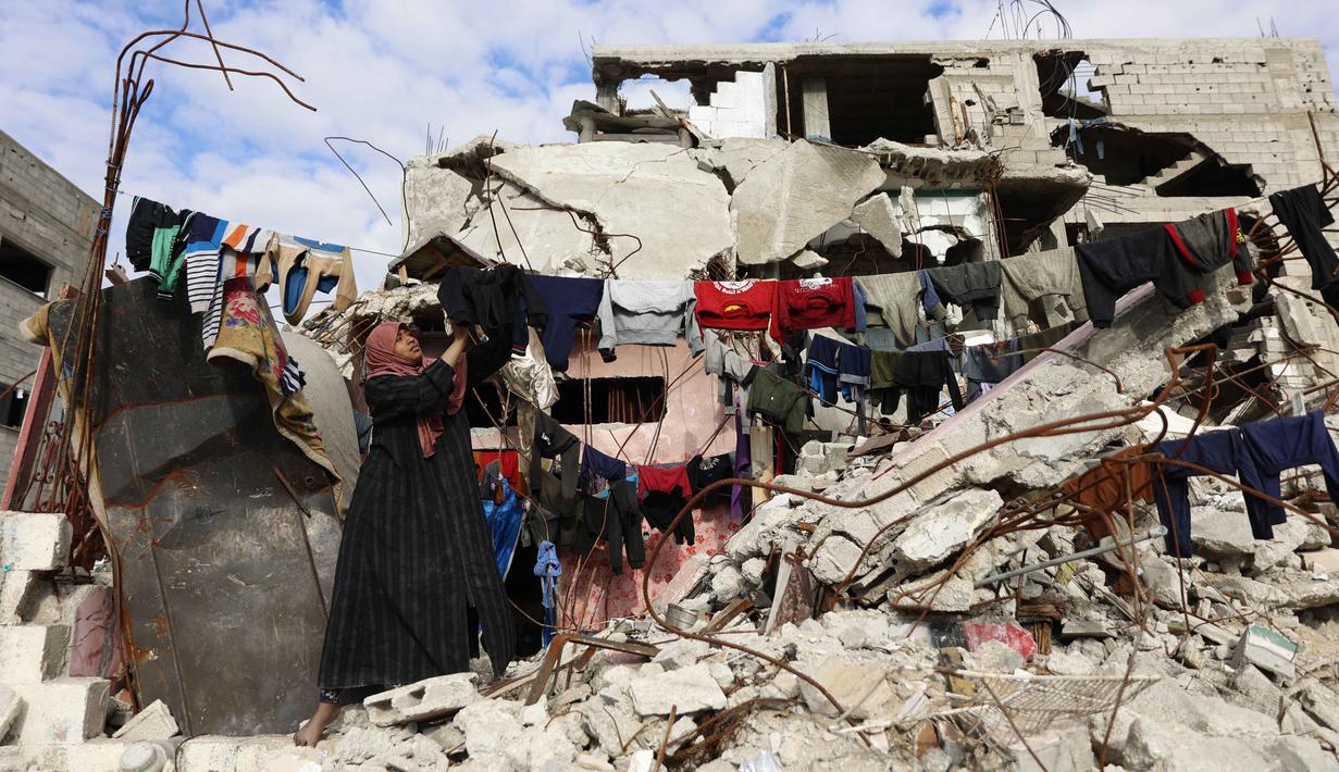 Nickolay Mladenov akan berperan sebagai perwakilan tinggi dari Dewan Perdamaian yang dipimpin Presiden Amerika Serikat (AS) Donald Trump. Tampak dalam foto, seorang pengungsi Palestina yang tinggal di antara puing-puing rumah dan bangunan yang hancur akibat serangan militer Israel selama lebih dari dua tahun di wilayah Gaza, menjemur pakaian di kamp pengungsi Jabalia, di bagian utara Jalur Gaza pada Sabtu 17 Januari 2026. (Omar AL-QATTAA/AFP)