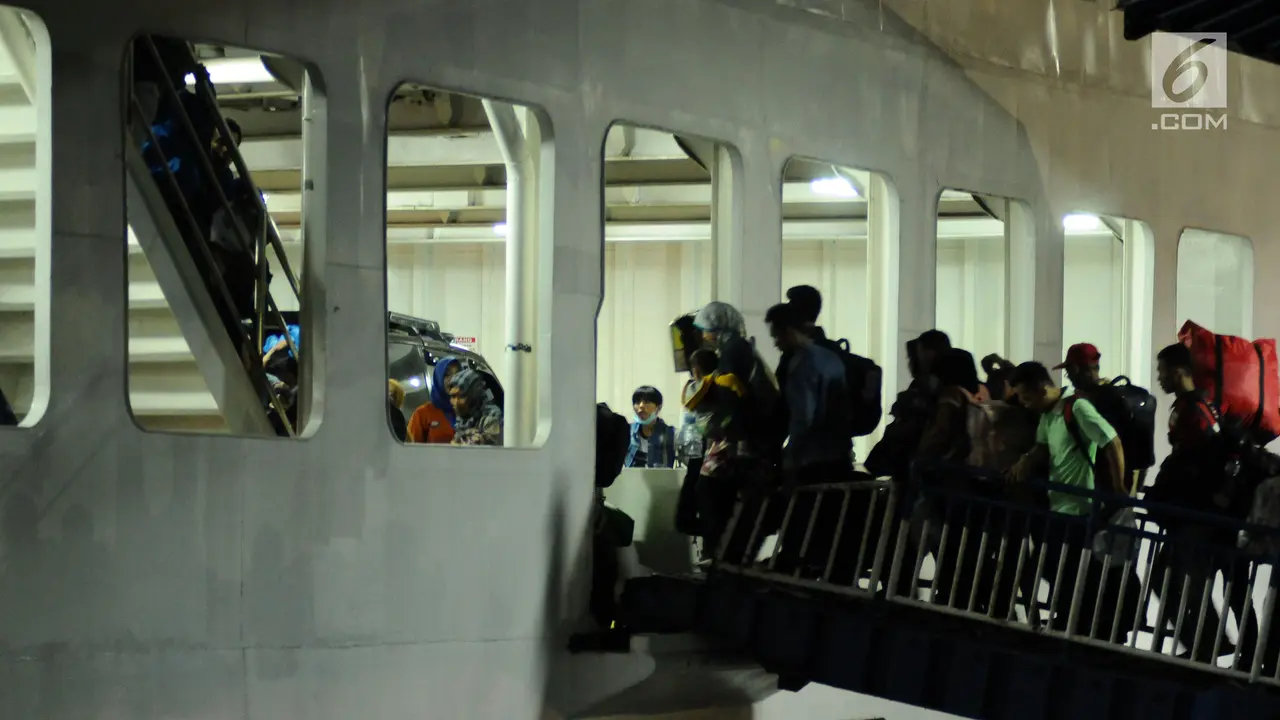 20170622-Ribuan Pemudik Menyeberang Dari Pelabuhan Merak-Tebe