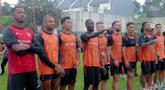 Pemain Persija, Allano Lima, tampak antusias melihat kedatangan ribuan The Jakmania yang hadir langsung ke Persija Training Ground, Bojong Sari, Depok, Jawa Barat, Jumat (9/1/2026). (Bola.com/M Iqbal Ichsan)