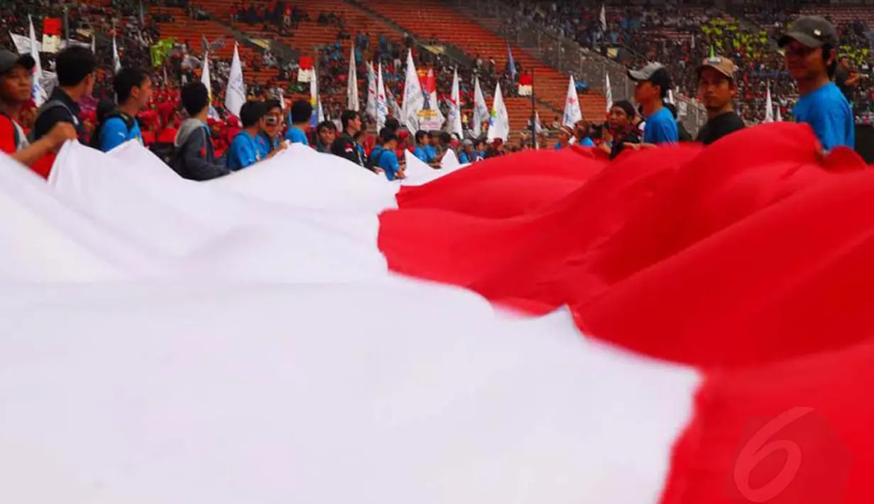 Bendera raksasa yang dibentangkan oleh puluhan buruh ini menandakan jika buruh merupakan salah satu pioner dalam roda pembangunan Indonesia (Liputan6.com/Miftahul Hayat)