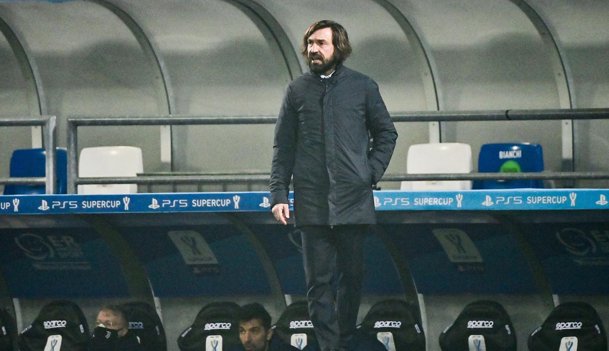 Pelatih Juventus, Andrea Pirlo, mengamati permainan anak asuhnya saat melawan Napoli pada laga final Piala Super Italia di Stadion Mapei, Rabu (20/1/2021). Juventus menang dengan skor 2-0 atas Napoli. (AFP/Miguel Medina)