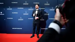 Pesepak bola Argentina, Lionel Messi berfoto bersama trofi penghargaan Olahragawan Terbaik Laureus Awards 2023 dalam acara seremoni Laureus Awards 2023 di Paris, Prancis, Selasa (9/5/2023) dini hari WIB. Dua gelar sekaligus Laureus Award 2023 yang diraih Lionel Messi didapat berkat pencapaiannya bersama Timnas Argentina di Piala Dunia 2022 Qatar. (AFP/Julien De Rosa)