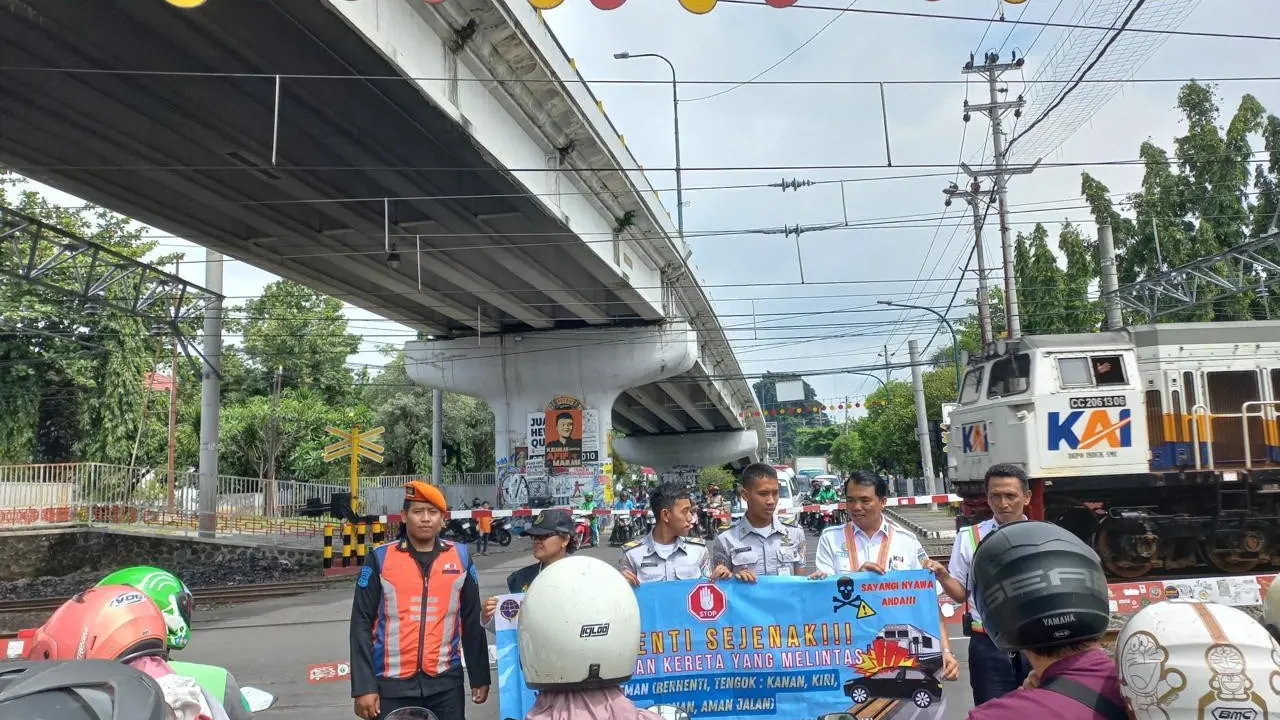 Petugas Beri edukasi di perlintasan kereta