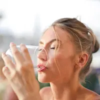 ilustrasi minum air/Photo by Adrienn from Pexels