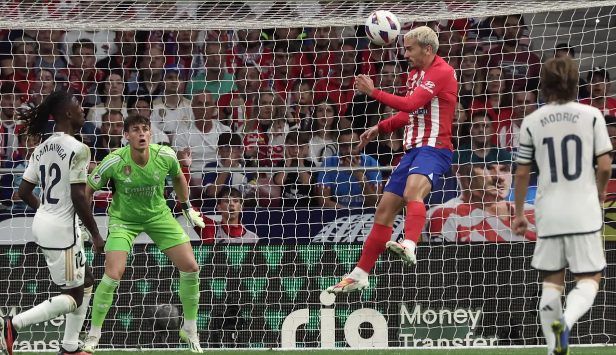 Pemain Atletico Madrid, Antoine Griezmann (dua kanan), mampu memanfaatkan umpan dan menanduk bola ke gawang Real Madrid dan membuahkan gol kedua dalam pertandingan pekan keenam La Liga Spanyol 2023/2024 yang berlangsung di Metropolitano stadium, Madrid, Senin (25/9/2023). (AFP/Thomas Coex)