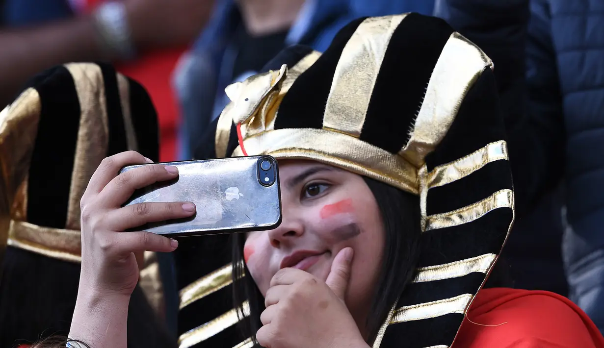 Seorang suporter Mesir selfie saat akan menonton laga Grup A Piala Dunia melawan Uruguay di Stadion Ekaterinburg, Yekaterinburg, Jumat (15/6/2018). Terakhir kali Mesir lolos ke Piala Dunia tahun 1990. (AFP/Anne-Christine Poujoulat)