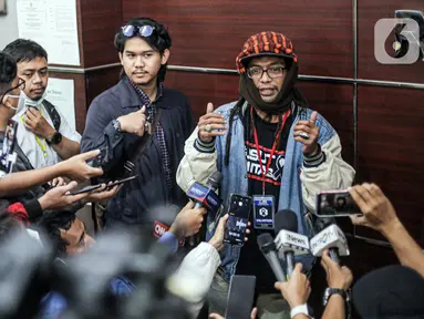 Salah seorang keluarga korban tragedi Kanjuruhan menyampaikan keterangan usai mendatangi Kantor Komisi Nasional Hak Asasi Manusia (Komnas HAM) di Jakarta, Kamis (17/11/2022). Pertemuan yang berlangsung secara tertutup tersebut hendak menyampaikan aspirasi terkait peristiwa pada 1 Oktober 2022 yang menewaskan 135 orang suporter sepak bola. (Liputan6.com/Faizal Fanani)