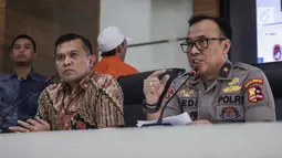 Karopenmas Divisi Humas Polri Brigjen Pol Dedi Prasetyo (kanan) memberi keterangan terkait kasus propaganda dan penyebar hoaks SARA di Mabes Polri, Jakarta, Jumat (28/6/2019). Polisi menyita barang bukti laptop, hp, hardisk, dan atribut laskar FPI. (Liputan6.com/Faizal Fanani)