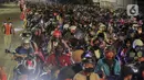 Di area parkir sebelum memasuki kapal, pemudik kendaraan roda dua memadati tujuh baris kantung antrean. (Liputan6.com/Herman Zakharia)