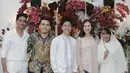 Aaliyah tampil sederhana namun elegan mengenakan long dress lace lengan panjang. Ia memilih dress warna coklat untuk tampilannya kali ini. [@aaliyah.massaid]