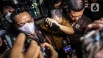 Idris lantas meninggalkan wartawan sambil menutupi wajahnya agar tidak terekam kamera.  (Liputan6.com/Johan Tallo)