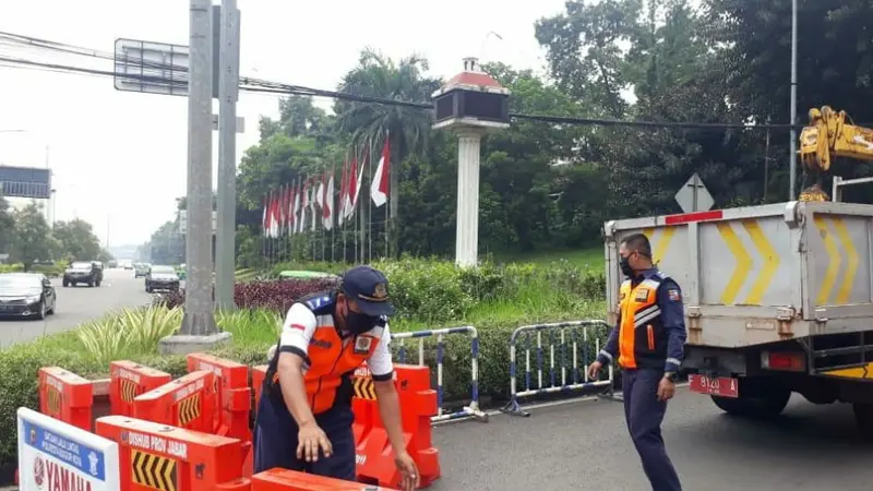 Water barrier yang disiapkan Pemkot Bogor jelang pemberlakuan PSBB. (Liputan6.com/Achmad Sudarno)