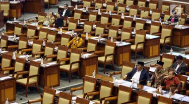 Anggota Dewan mengikuti Rapat Paripurna ke-5 dalam masa persidangan I tahun 2017-2018 di Gedung DPR, Kompleks Parlemen Senayan, Jakarta (13/9). Rapat yang salah satunya membahas RUU Terorisme itu hanya dihadiri 287 anggota DPR. (Liputan6.com/Johan Tallo)