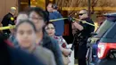 Polisi San Antonio mengevakuasi pengunjung setelah terjadinya baku tembak di Rolling Oaks Mall, Texas, Minggu (22/1). Baku tembak terjadi setelah aksi perampokan di sebuah toko perhiasan Kay Jewelers di mal itu digagalkan pengunjung. (AP Photo/Eric Gay)