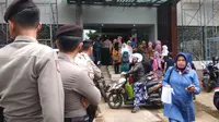 Polisi tutup kantor PT SBL di Bandung. Foto: (Aditya Prakasa/Liputan6.com)