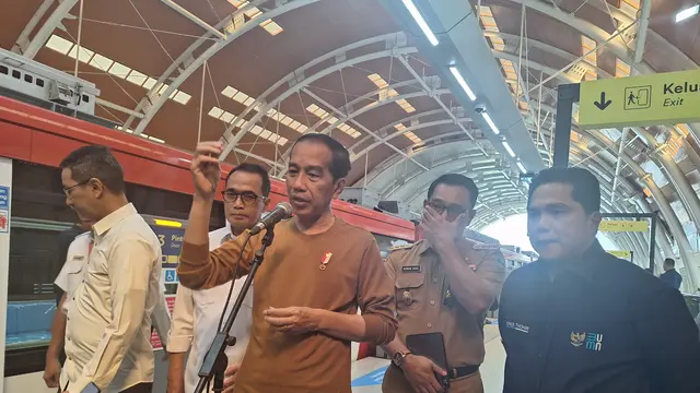 Presiden Jokowi saat  menjajal LRT Harjamukti-Dukuh Atas bersama Gubernur Jabar Ridwan Kamil, Menhub Budi Karya Sumadi dan Pj Gubernur DKI Jakarta Heru Budi Hartono. (Istimewa)