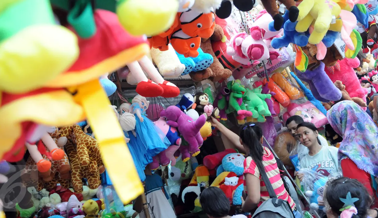 Boneka dengan aneka rupa dijajakan di kios-kios kawasan Ragunan, Jakarta, Minggu (27/12/2015). Pedagang mengaku omset penjualan pada Libur Natal kali ini melonjak 3x lipat dari pada biasanya. (Liputan6.com/Helmi Afandi)
