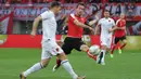 Bek sayap Timnas Austria, Christian Fuchs (kanan), mencoba menghadang laju bola dari pemain Albania pada laga uji coba di Stadion Ernst Happel, Wina, Minggu (27/3/2016) dini hari WIB. (Bola.com/Reza Khomaini)