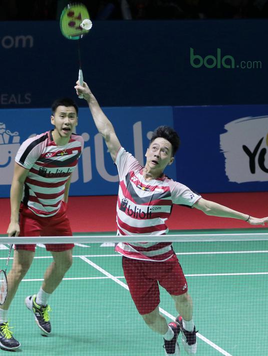 Gaya terbang Kevin Sanjaya sambil mengembalikan kok ke arah Hendra Setiawan/M. Ahsan pada babak pertama Indonesia Open 2018 di Istora Senayan, Jakarta, (4/6/2018). Kevin/Marcus menang 21-16 18-21 21-10.  (Bola.com/Nick Hanoatubun)