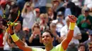 Petenis Spanyol, Rafael Nadal berselebrasi setelah menyelesaikan laga babak kedua turnamen Prancis Terbuka melawan petenis Jerman, Yannick Maden di Roland Garros, Paris (29/5/2019). Rafael Nadal menang atas Yannick Maden dengan skor 6-1, 6-2, 6-4 dan melaju ke babak ketiga. (AP Photo/Christophe Ena)