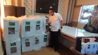 Kotak suara Pemilu Jember tiba di Polda Jatim. (Dian Kurniawan/Liputan6.com)