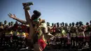 Salah seorang peserta melakukan aksi tari akrobatik saat upacara Reed Dance, Afsel (5/9/2014) (AFP PHOTO / MARCO LONGARI)