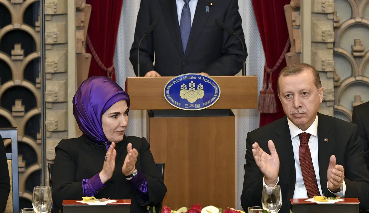 Presiden Turki Tayyip Erdogan (kanan) dan istrinya Emine (kiri) memberi tepuk tangan kepada Perdana Menteri Jepang Shinzo Abe saat jamuan makan malam yang diselenggarakan oleh Perdana Menteri Abe, Tokyo (8/10/2015) (REUTERS / Franck Robichon / Renang)