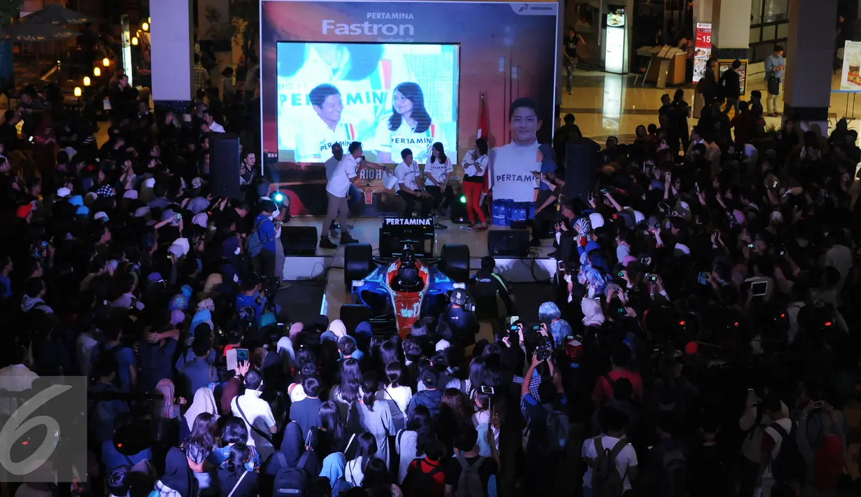Suasana Meet and Great bersama Rio Haryanto di Mall Kota Kasablanka, Jakarta, Kamis (7/4/2016). Rio, pembalap Indonesia pertama di ajang balap Formula 1. (Liputan6.com/Helmi Fithriansyah)