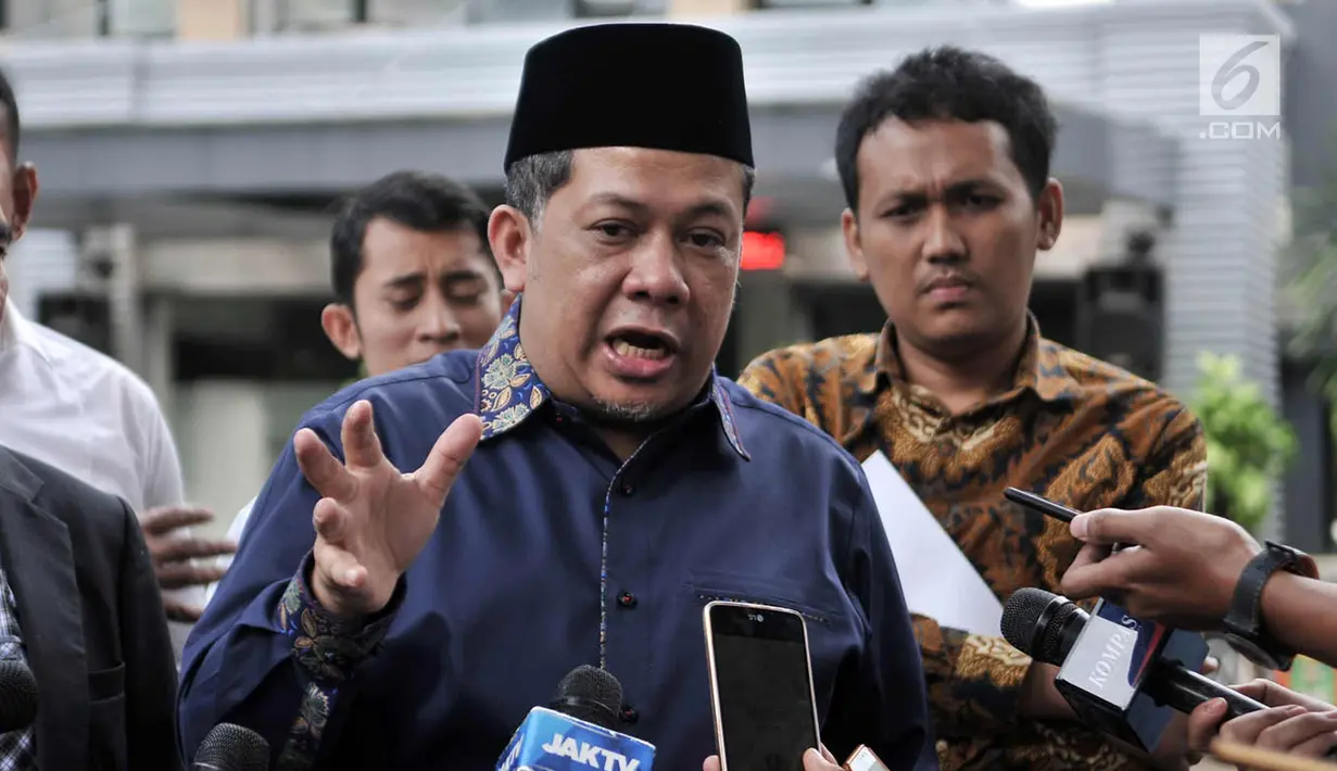 Wakil Ketua DPR RI Fahri Hamzah memberi keterangan usai memenuhi panggilan di Mapolda Metro Jaya, Jakarta, Senin (19/3). Fahri diperiksa sekira pukul 10.00 hingga 13.00. Ia mengaku dicecar 12 pertanyaan oleh penyidik. (Merdeka.com/Iqbal S. Nugroho)