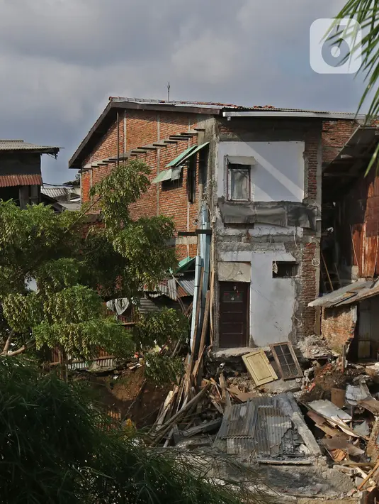 Kondisi rumah amblas di bantaran kali Ciliwung kawasan Matraman Dalem, Jakarta, Selasa (3/3/2020). Rumah amblas akibat hujan lebat yang mengguyur Ibu kota. (Liputan6.com/Hermaan Zakharia)