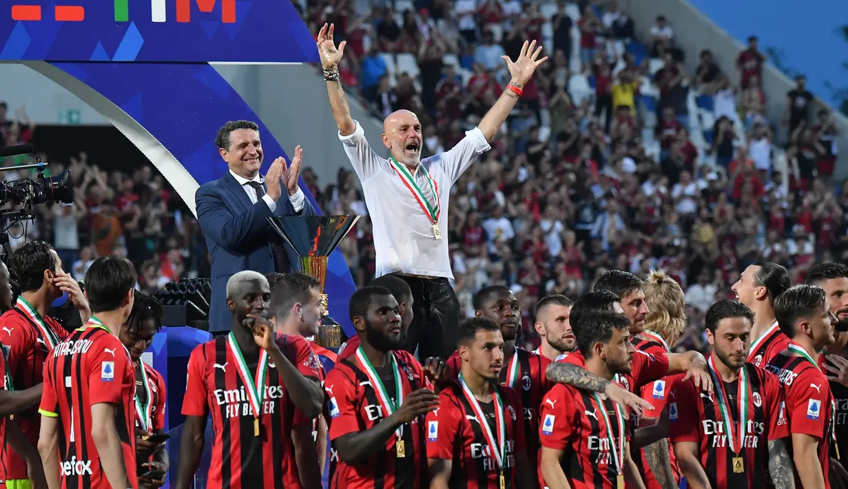 Sebagai pemain, Stefano Pioli tercatat mengoleksi satu gelar juara Liga Italia bersama Juventus pada musim 1985/1986. Sementara sebagai pelatih ia tercatat satu kali menjuarai Liga Italia bersama AC Milan pada musim 2021/2022. (AFP/Tiziana Fabi)