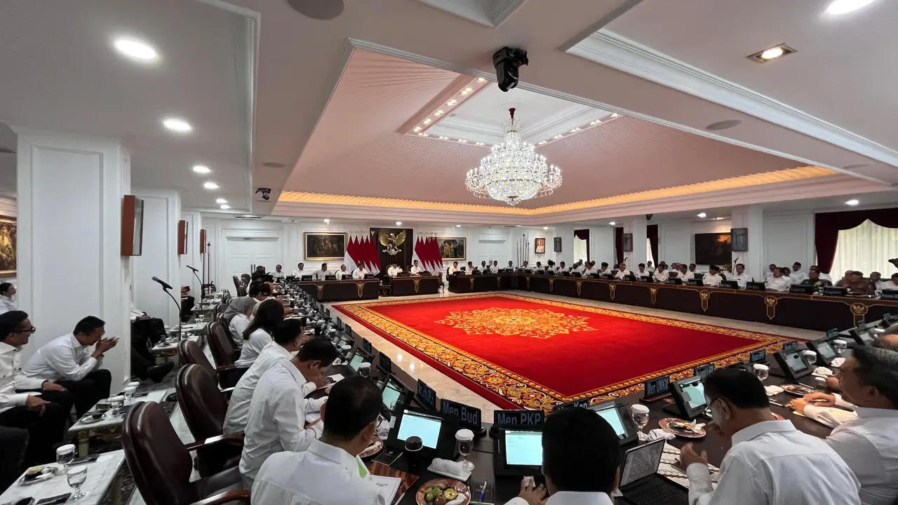 Presiden Prabowo Subianto saat memimpin sidang kabinet paripurna bersama seluruh jajaran Kabinet Merah Putih.