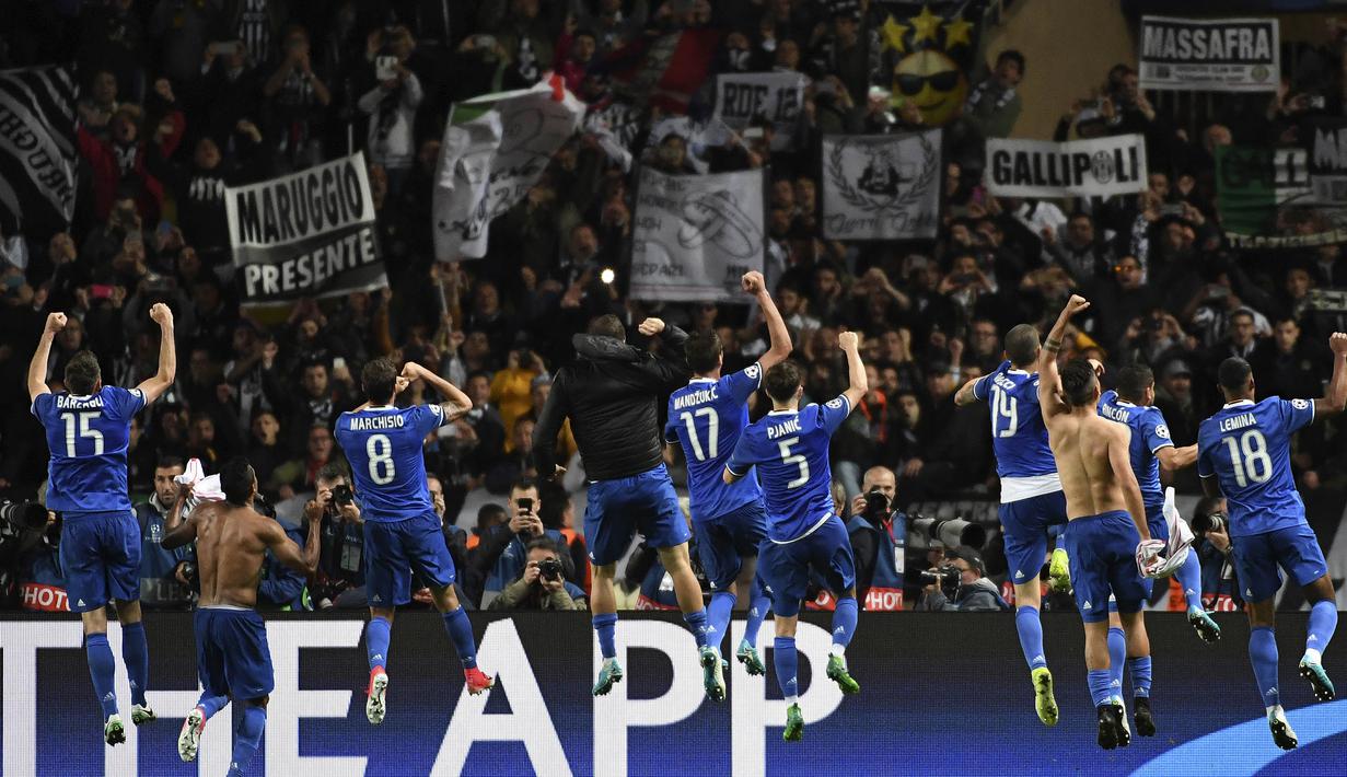 Para pemain Juventus merayakan kemenangan atas Monaco pada laga Liga Champions di Stadion Stade Louis II, Monaco, Rabu (3/5/2017). Monaco kalah 0-2 dari Juventus. (AFP/Pascal Guyot)